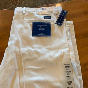 Men’s Docker’s pleated classic fit khaki pants in 38 x32 new with tags
